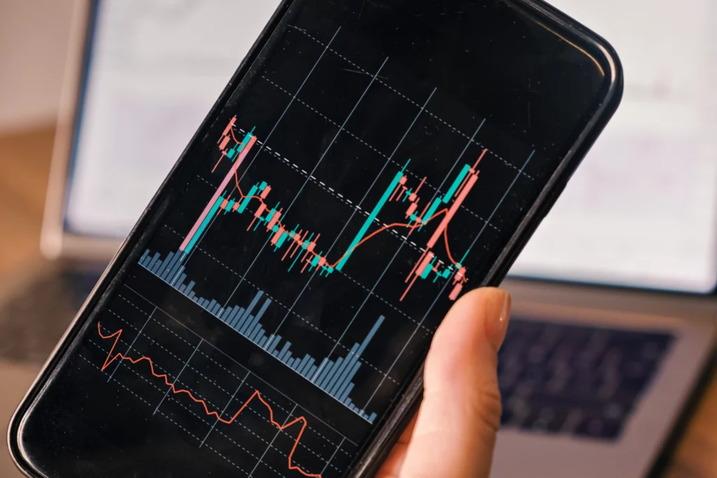 trading-chart-pattern-candlesticks-forming-uptrend-on-a-mobile-phone – PU Prime | More Than Trading trading chart pattern candlesticks forming uptrend on a mobile phone