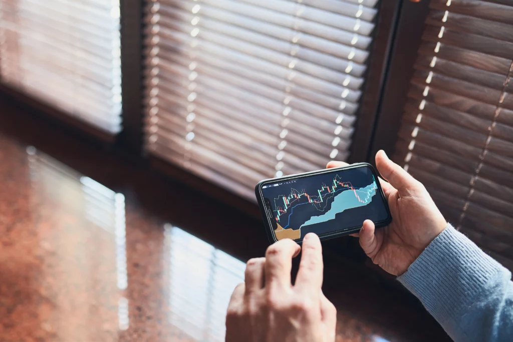 copy-trader-looking-at-trading-chart-on-mobile-copy-trading-app – PU Prime | More Than Trading copy trader looking at trading chart on mobile copy trading app