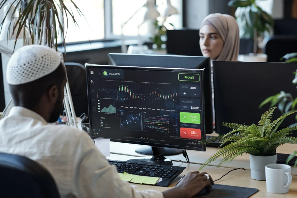 MT4-traders-sitting-in-front-of-their-monitor-screens – PU Prime | More Than Trading MT4 traders sitting in front of their monitor screens